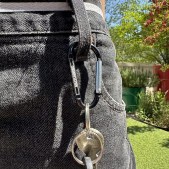 Karabiner mit Schlüsselbund am Hosenbund, Gravur «Milchjugend»